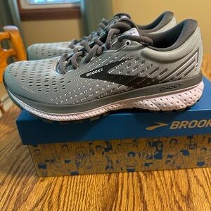Brooks Gray Athletic Shoes with Modern Design and Cushioned Midsole